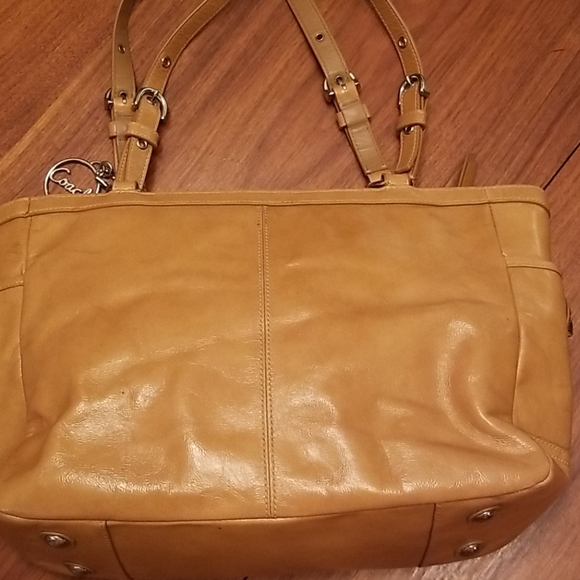 Coach F13761 tan patent leather purse! - Picture 7 of 10